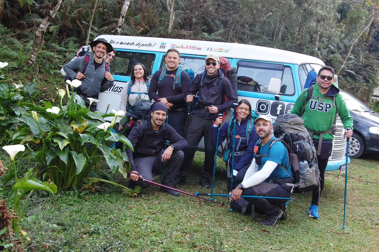 Grupo do Atlas com mochilas junto à Kombi