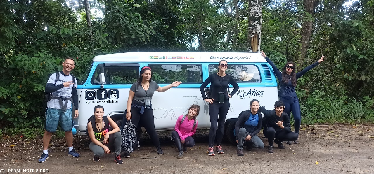 Registro histórico de um grupo junto à Kombi do Atlas
