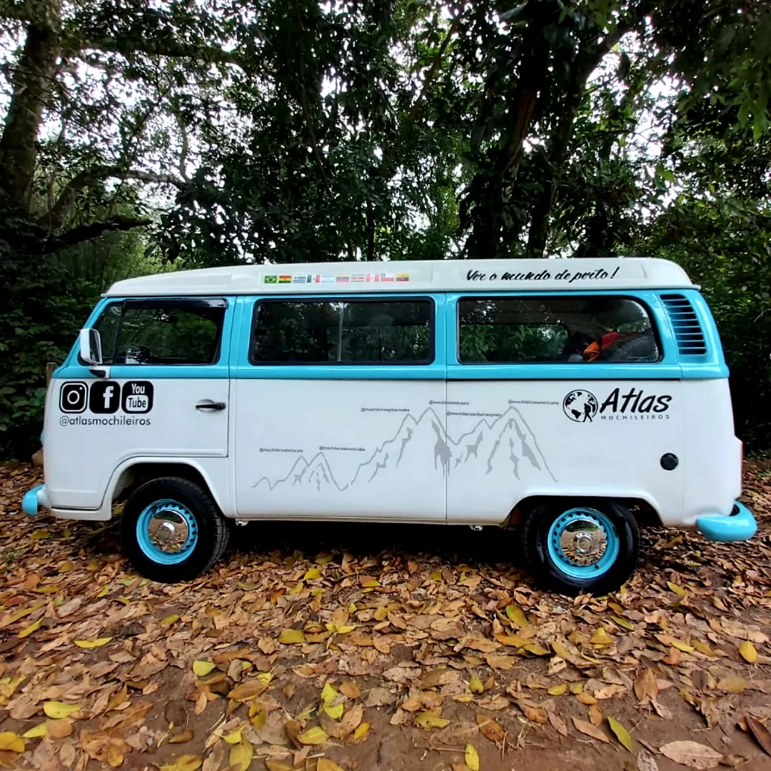 Registro histórico da Kombi do Atlas em meio à natureza