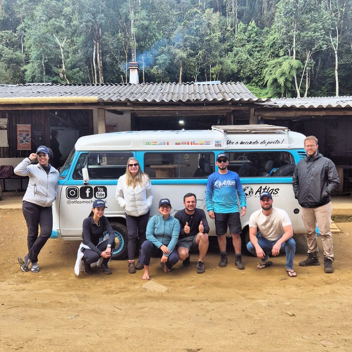 Grupo de viajantes com a Kombi do Atlas em registro histórico