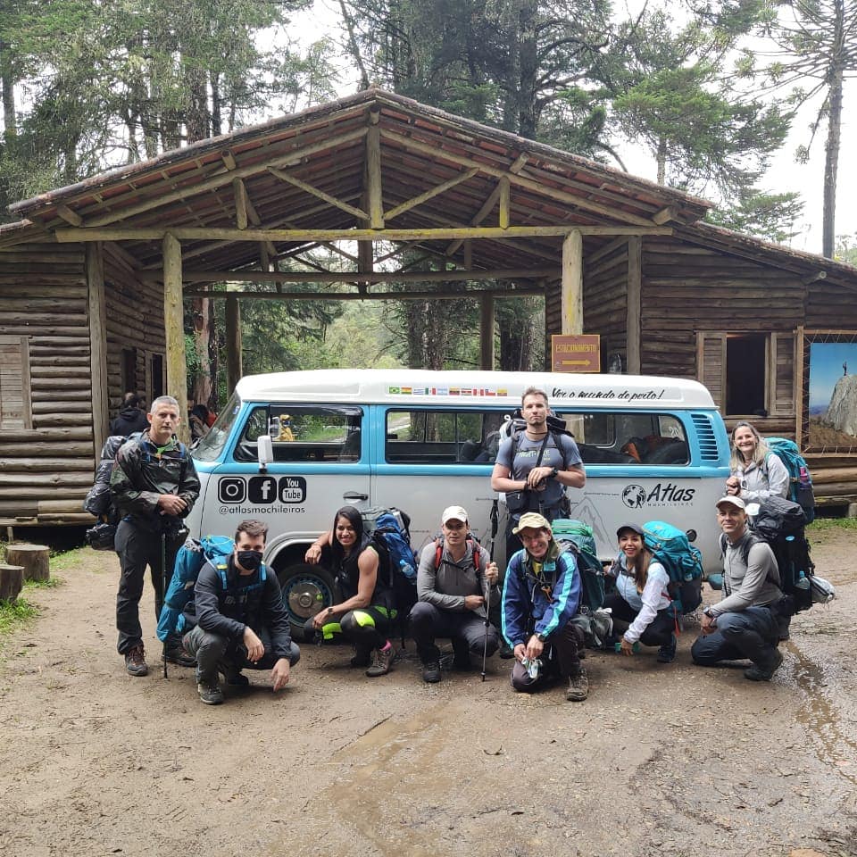 Registro histórico de um grupo junto à Kombi do Atlas