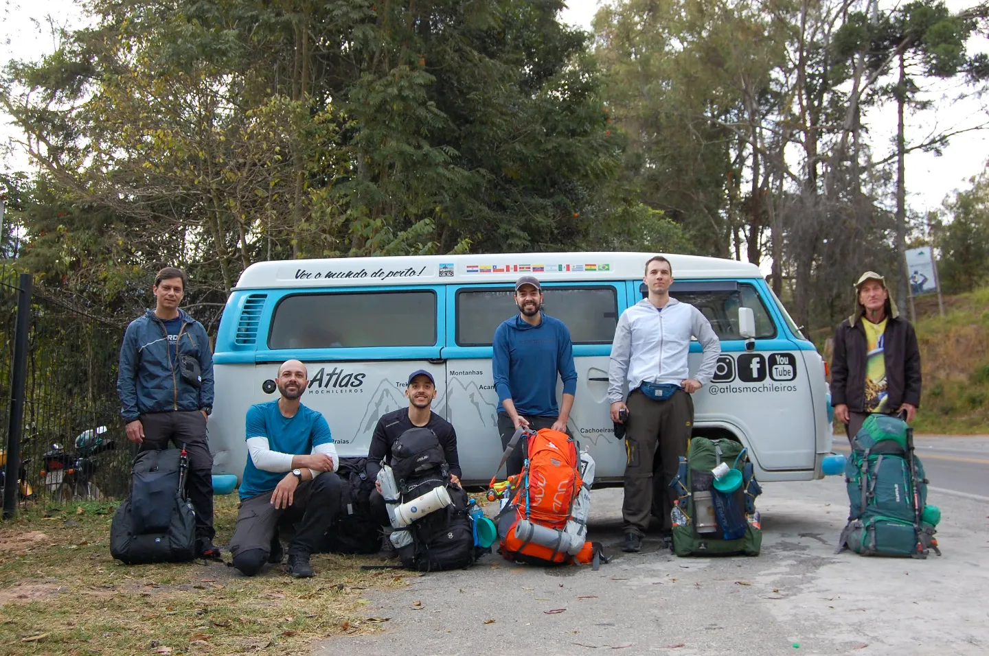 Registro histórico de viajantes com a Kombi do Atlas