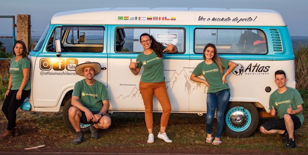 Registro histórico de um grupo junto à Kombi do Atlas