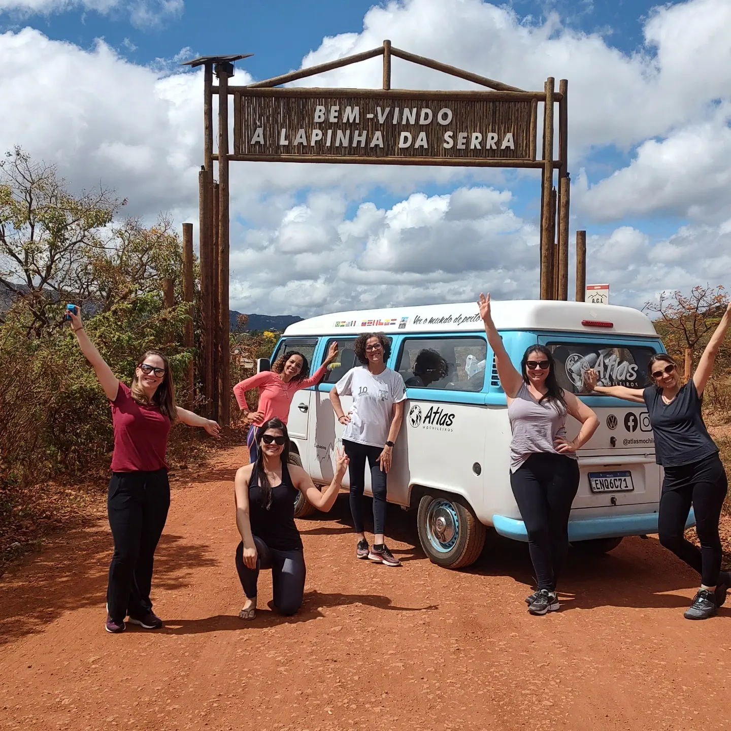 Grupo de viajantes com a Kombi do Atlas em registro histórico