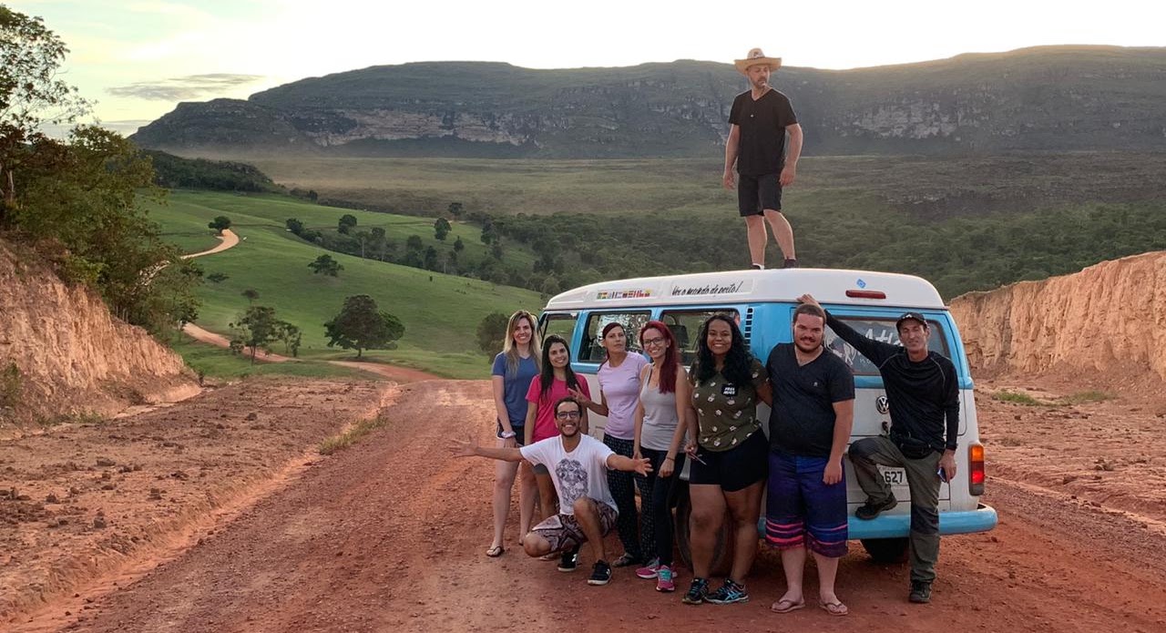 Registro histórico de um grupo junto à Kombi do Atlas