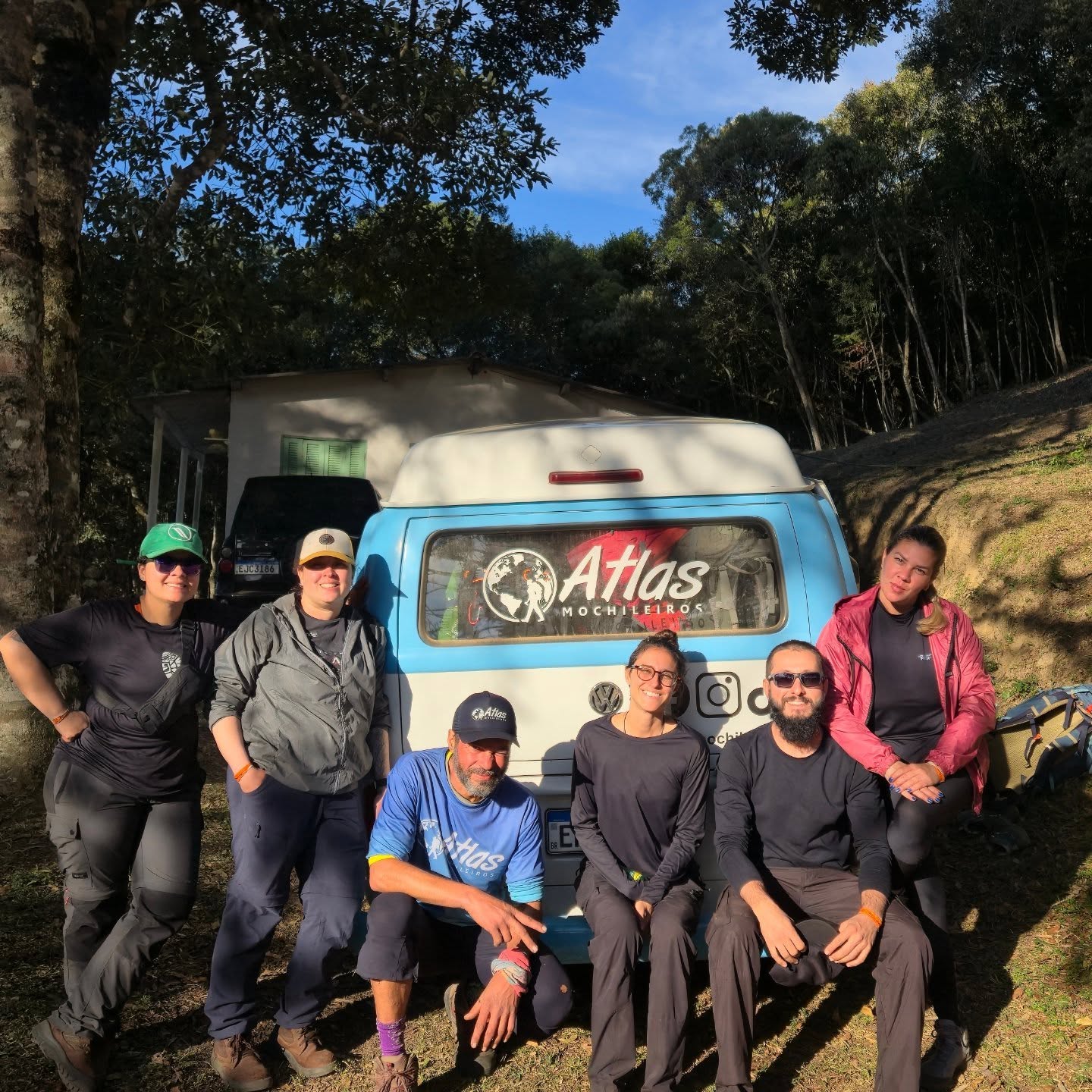 Grupo de viajantes com a Kombi do Atlas em registro histórico