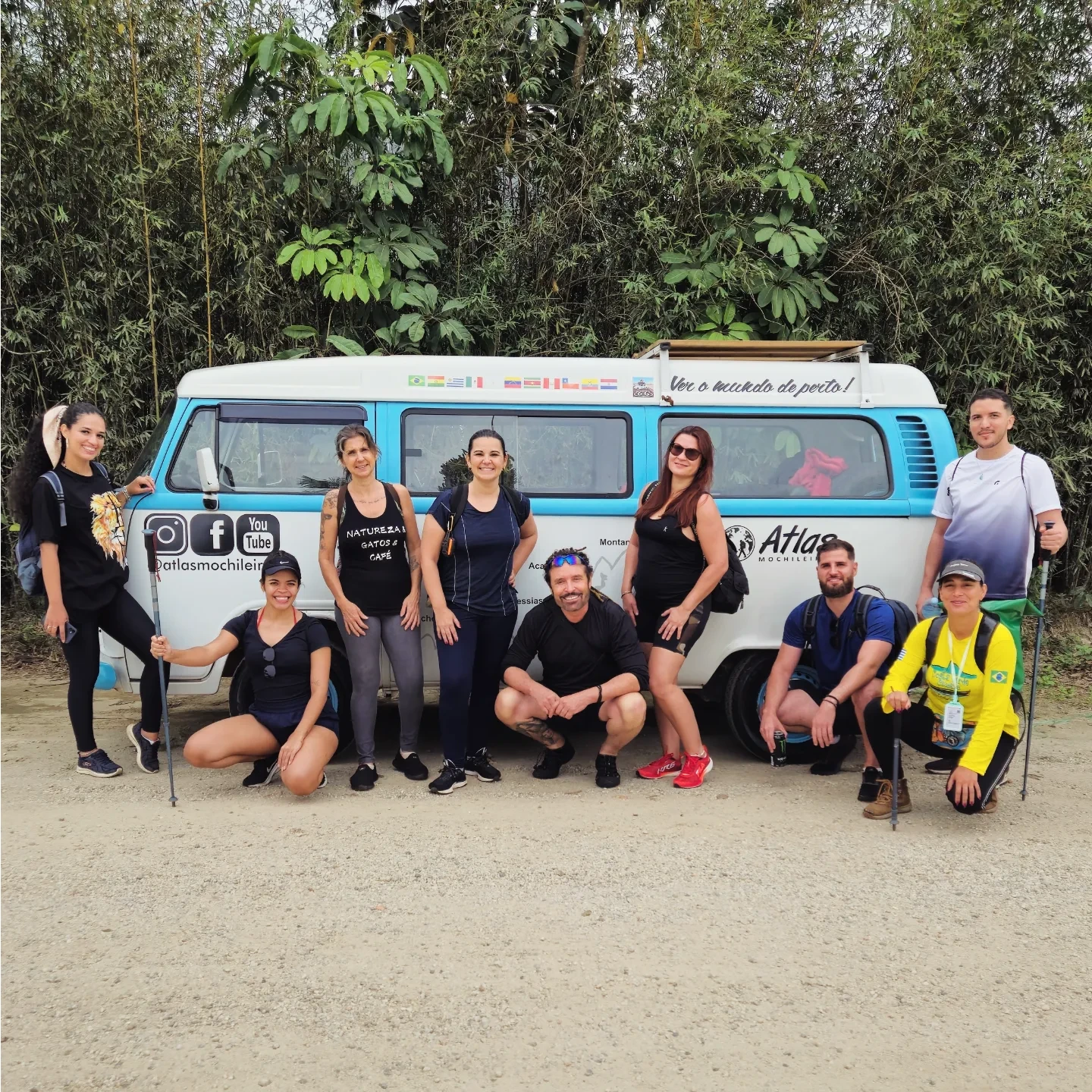 Grupo de viajantes com a Kombi do Atlas em registro histórico