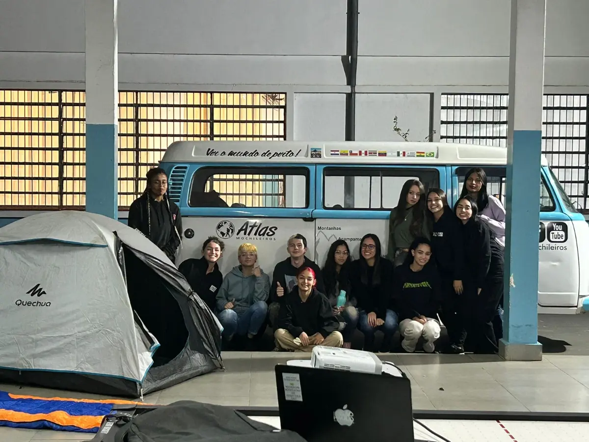 Estudantes junto da Kombi e dos equipamentos do Atlas