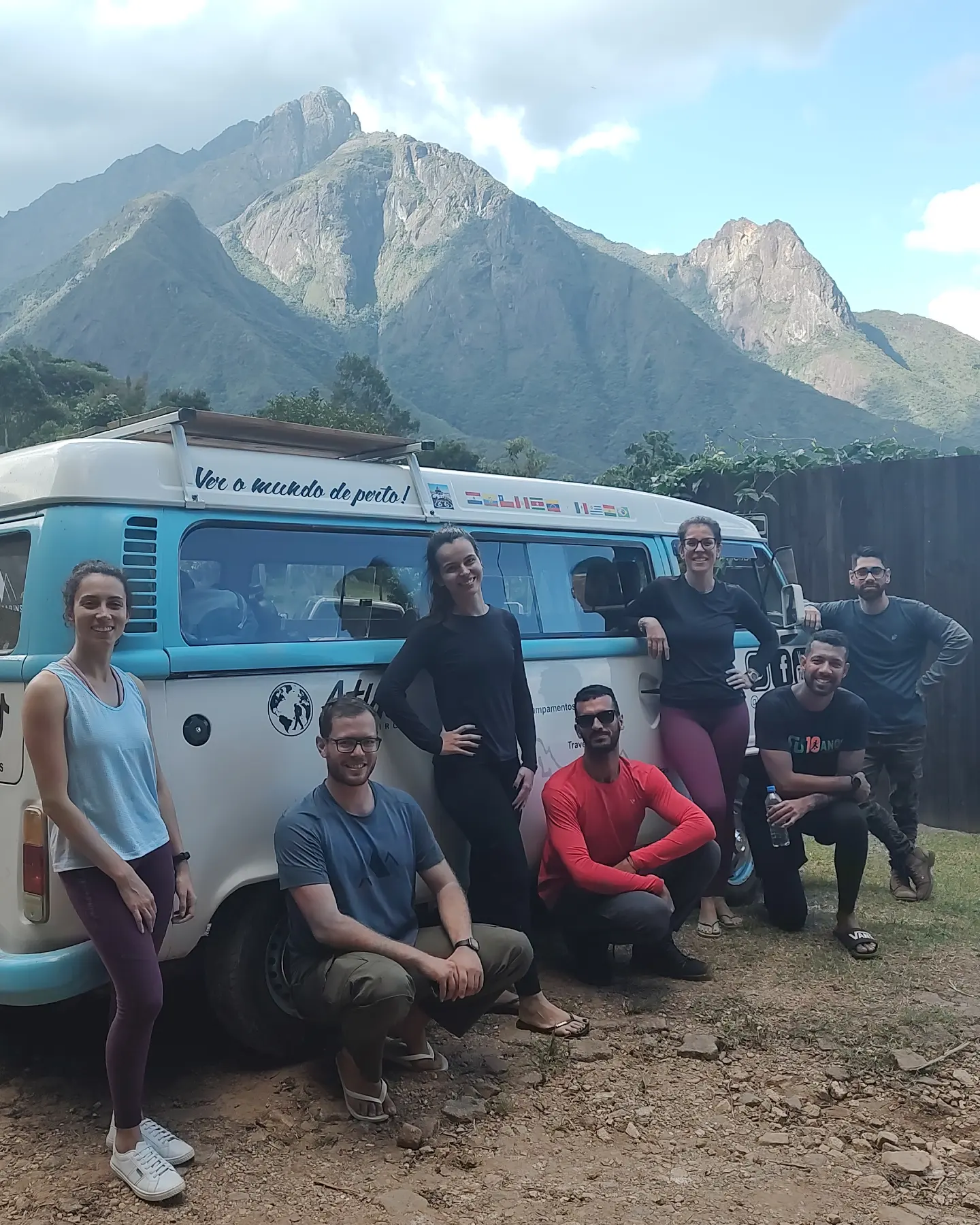 Grupo de viajantes com a Kombi do Atlas em registro histórico