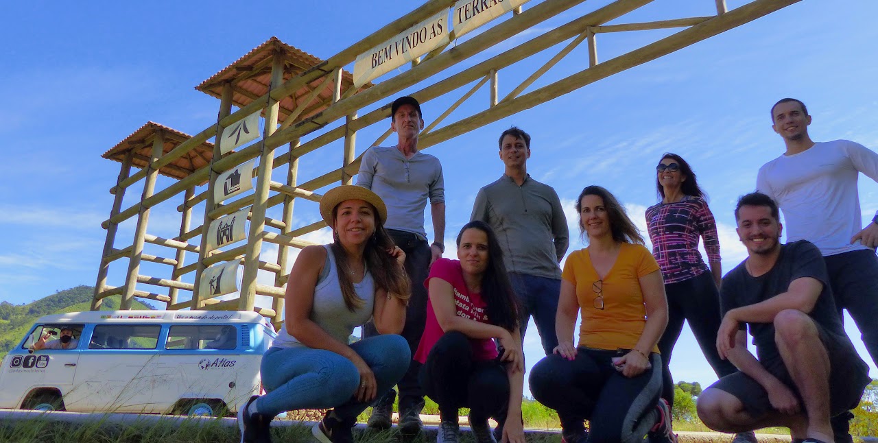 Registro histórico de um grupo junto à Kombi do Atlas