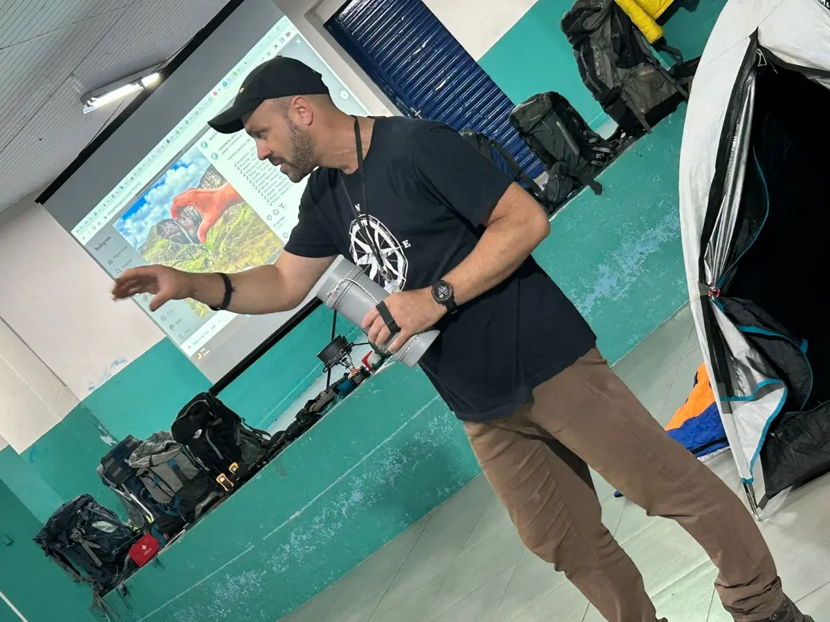 Ellis apresenta equipamentos de camping e montanhismo