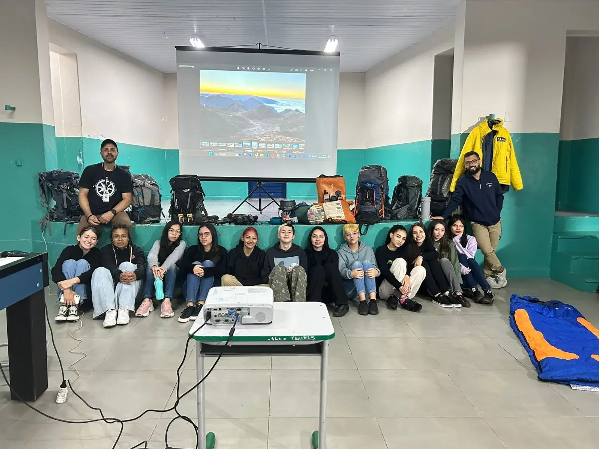 Grupo de estudantes com Ellis durante a atividade na escola