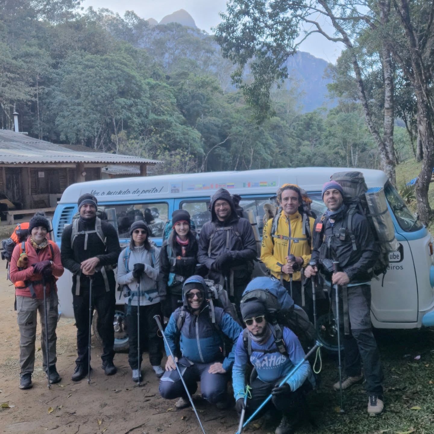 Grupo de viajantes com a Kombi do Atlas em registro histórico