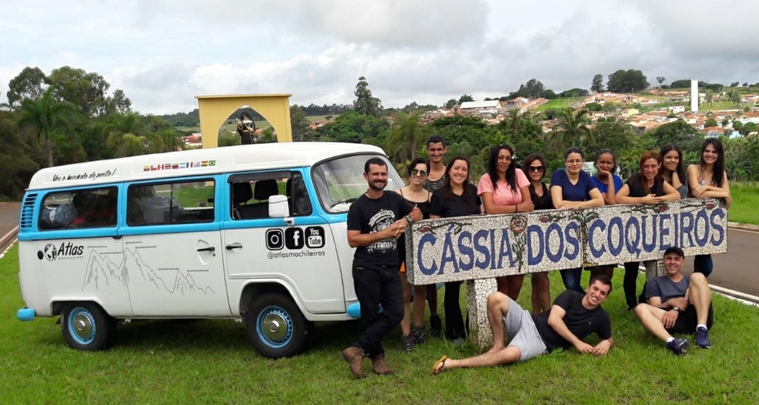 Registro histórico de viajantes com a Kombi do Atlas