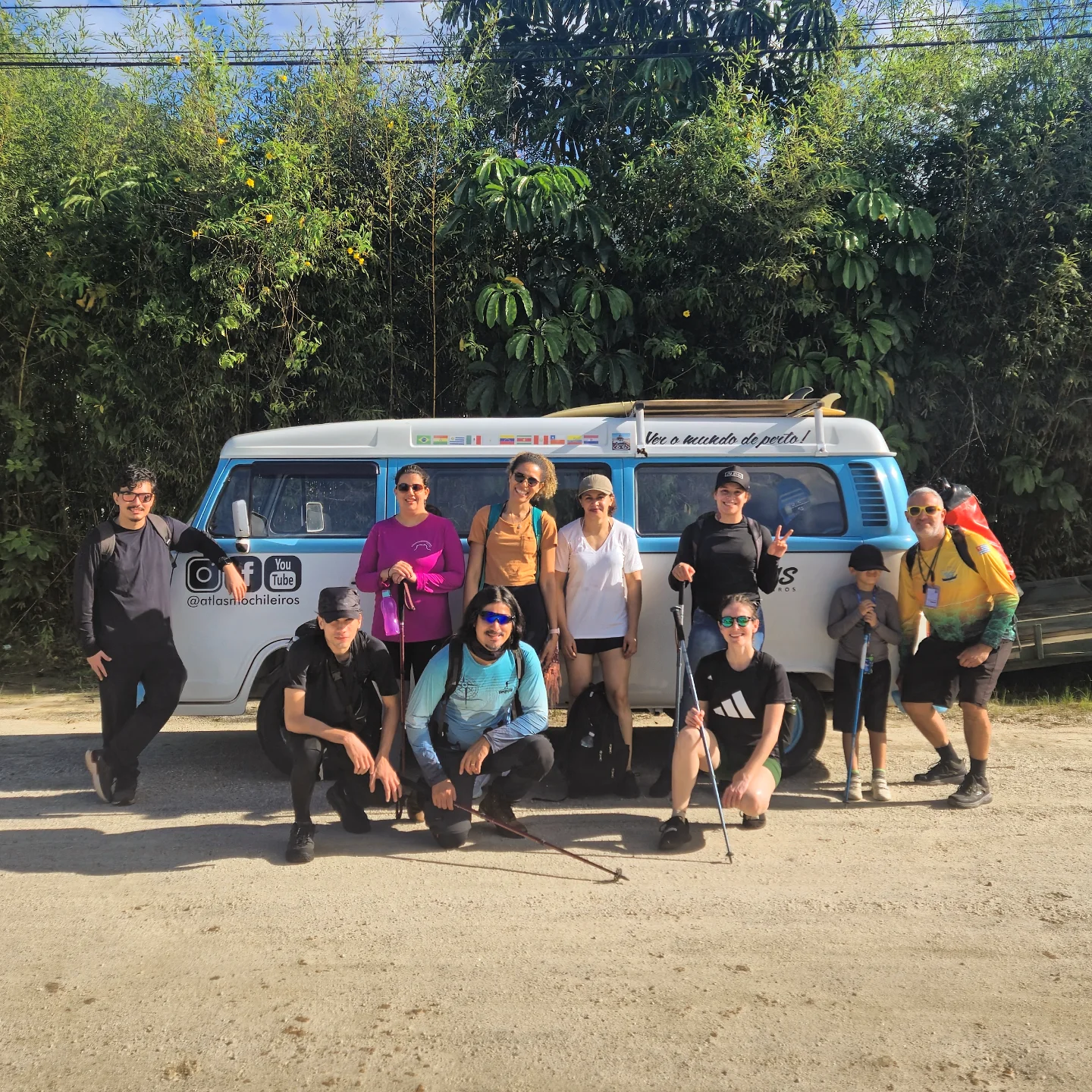 Grupo de viajantes com a Kombi do Atlas em registro histórico